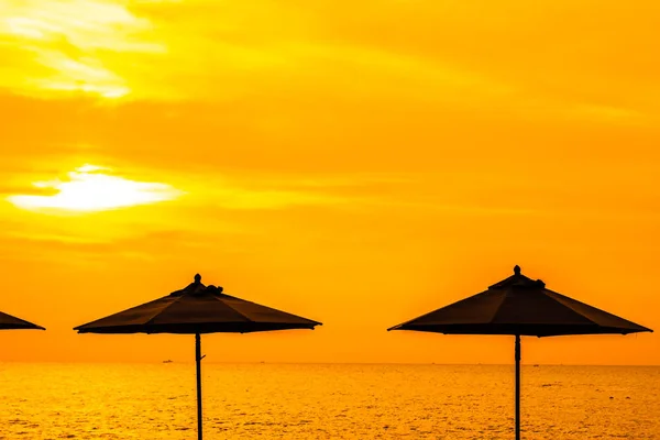 スイミングプールの周りの傘と椅子の近くの海のビーチ — ストック写真