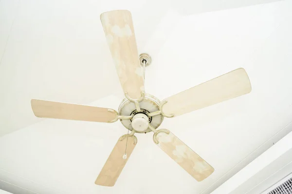 Ventilador de teto branco decoração interior — Fotografia de Stock