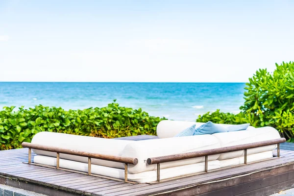 Almohada en la decoración del sofá casi playa mar y océano para el ocio — Foto de Stock