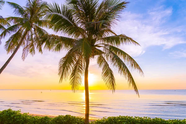 Prachtig buiten tropisch landschap van zee oceaan strand met COC — Stockfoto