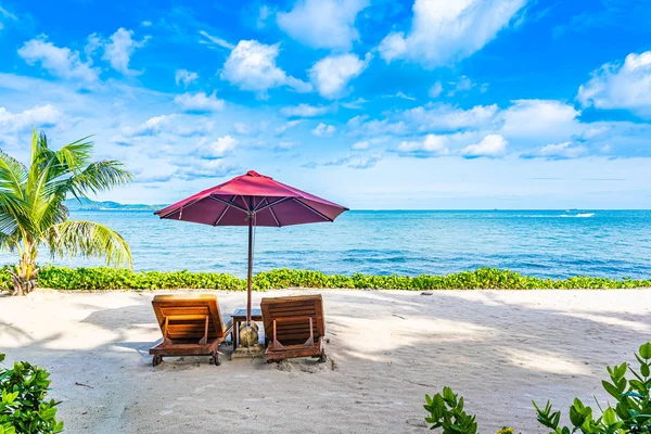 Bellissimo paesaggio di spiaggia mare oceano con sedia a sdraio vuota e — Foto Stock