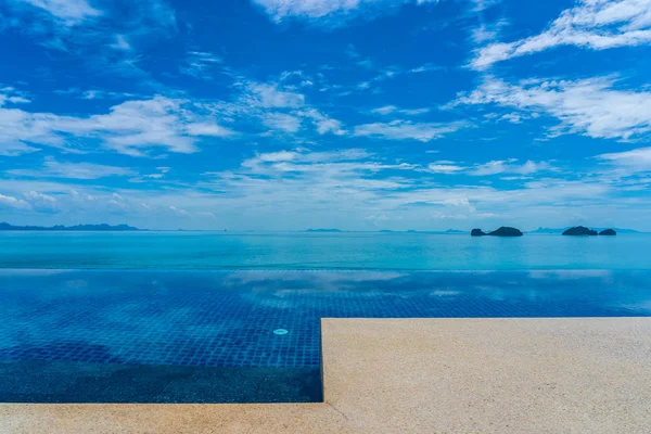 Schönes Freibad mit Meer und Meer auf weißen Wolken — Stockfoto