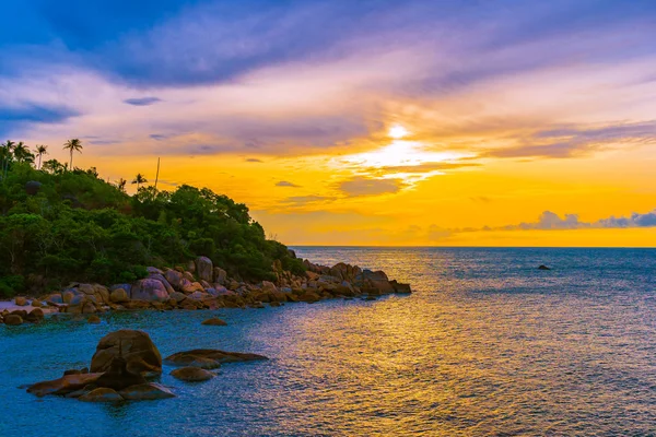 Bella spiaggia tropicale all'aperto mare intorno all'isola di Samui con co — Foto Stock