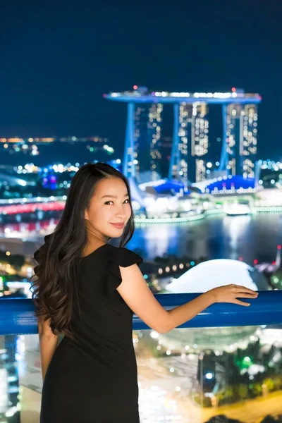 Hermosa mujer asiática sonrisa y feliz con vista a la ciudad de Singapur —  Fotos de Stock