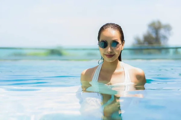 Όμορφη νεαρή Ασιατική γυναίκα ευτυχισμένη και χαμόγελο στην πισίνα για — Φωτογραφία Αρχείου