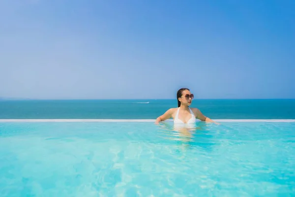 Retrato bonito jovem asiático mulher feliz sorriso relaxar em swimmi — Fotografia de Stock