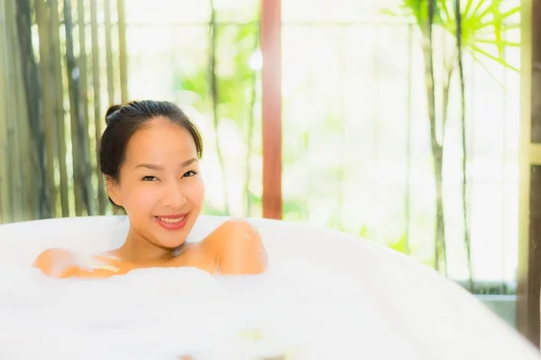 肖像 年轻 美丽的 亚洲 女人 在 浴缸 洗澡 — 图库照片