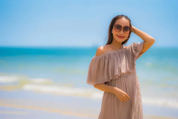 Porträt schön jung asiatisch frau glücklich lächeln entspannen auf die tr — Stockfoto