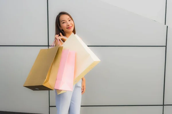 Porträtt vacker ung asiatisk kvinna lycklig och leende med shoppingga — Stockfoto