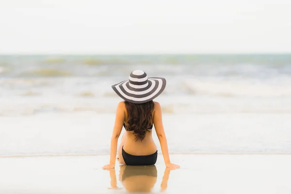 Retrato bonito jovem asiático mulher desgaste biquíni na praia se — Fotografia de Stock