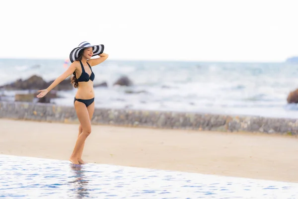 Portret mooie jonge Aziatische vrouw dragen bikini rondzwemmen — Stockfoto