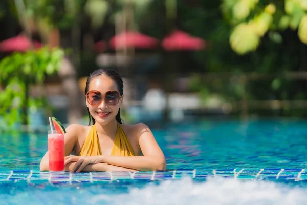 Portret mooie jonge Aziatische vrouw Leisure Relax glimlach met WA — Stockfoto