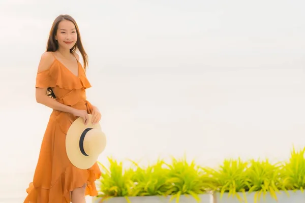 Retrato hermosa joven asiática mujer estilo de vida feliz sonrisa con — Foto de Stock