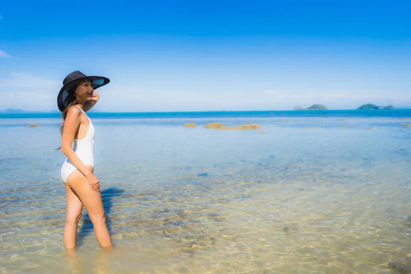 Portré gyönyörű fiatal ázsiai nő keres tengeri strand óceán — Stock Fotó