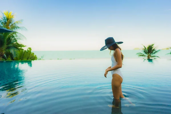 Retrato hermosa joven asiática mujer relajarse en lujo al aire libre swi —  Fotos de Stock