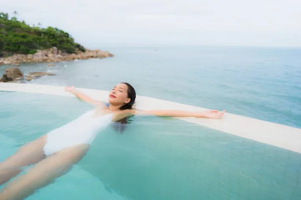 Retrato joven asiático mujer relax sonrisa feliz alrededor al aire libre nadar — Foto de Stock