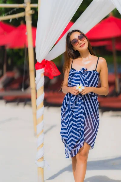 Retrato jovem asiático mulher sorriso feliz ao redor praia mar oceano wi — Fotografia de Stock