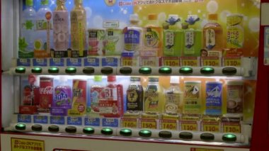 Tokyo, Japonya - 12018 Ağustosta Tokyo civarındaki içecek ve diğer satış makineleri
