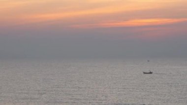 Güzel dalgalı denizin sakin görüntüleri.