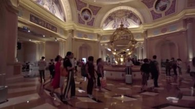 MACAU, Çin - 16 Ekim 2014: Venedik Oteli ünlü bir alışveriş merkezidir.