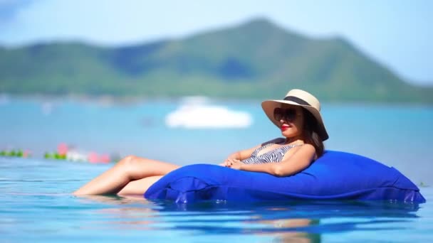 Imagens Bela Mulher Asiática Relaxante Piscina Hotel — Vídeo de Stock