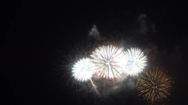Gece gökyüzünde patlayan havai fişeklerin yakın çekim görüntüleri.