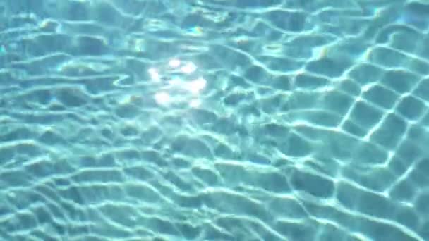 リゾートホテルでの空のプールの静かな映像 — ストック動画