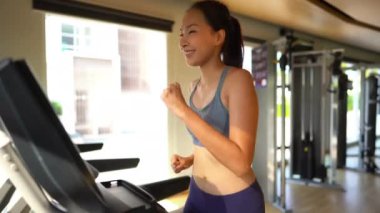 Spor salonunda eğitim güzel Asyalı genç kadın Görüntüleri 