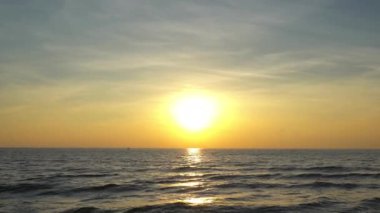 Güzel dalgalı denizin sakin görüntüleri.