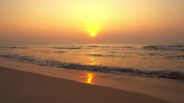 Güzel dalgalı denizin sakin görüntüleri.