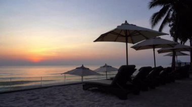 Güzel dalgalı denizin sakin görüntüleri.