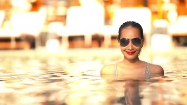 Съемка Красивой Азиатской Женщины Отдыхающей Бассейне Отеле — стоковое видео