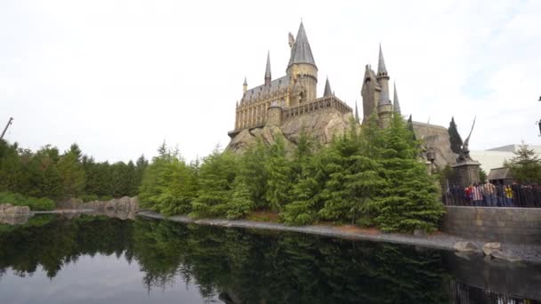 2015年12月1日 霍格沃茨魔法城堡和魔法学院在日本大阪环球工作室的哈利波特吸引力魔法世界复制 影片的片段 — 图库视频影像