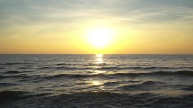 Güzel dalgalı denizin sakin görüntüleri.