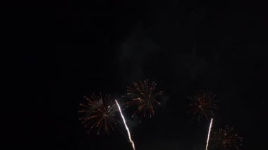 Gece gökyüzünde patlayan havai fişeklerin yakın çekim görüntüleri.