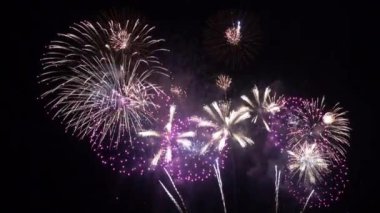 Gece gökyüzünde patlayan havai fişeklerin yakın çekim görüntüleri.