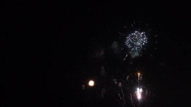 Gece gökyüzünde patlayan havai fişeklerin yakın çekim görüntüleri.