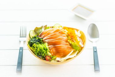 Deniz yosunu ve diğer vegeta et sashimi ham taze somon balık