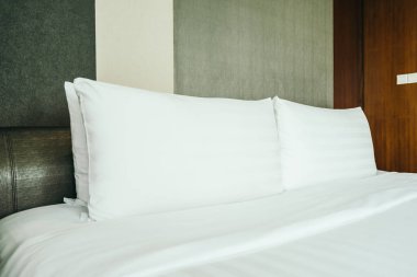 Yatak odasının iç tarafında beyaz yastık var.