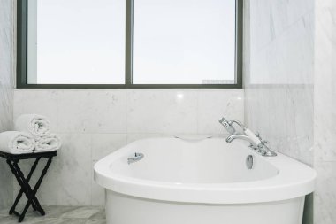 Güzel lüks beyaz küvet banyo iç dekorasyonda