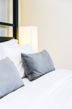 Hafif lamba ile yatakta güzel lüks rahat yastık