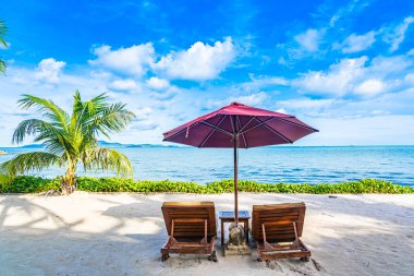 Boş sandalye güverte ve plaj deniz Okyanusu güzel manzara