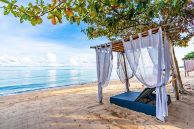 Tropikal plaj deniz Okyanusu üzerinde boş yatak koltuğu ve salon 