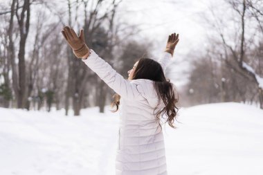 Kar kazanmak seyahat için mutlu gülümseyen güzel genç Asyalı kadın