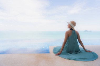 Portre güzel genç Asyalı kadın lüks açık SWI rahatlayın