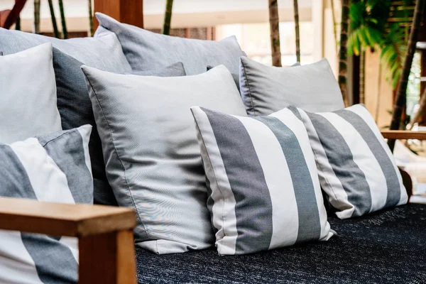 Güzel rahat yastık kanepe dekorasyon — Stok fotoğraf
