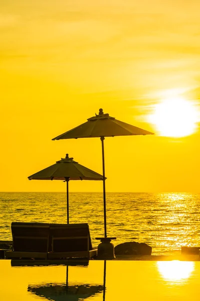 Ombrellone e sedia intorno alla piscina nel resort hotel per leis — Foto Stock