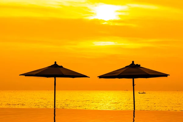 Sonnenschirm und Liegestuhl rund um Schwimmbad Neary Meer Ozean Strand bei — Stockfoto