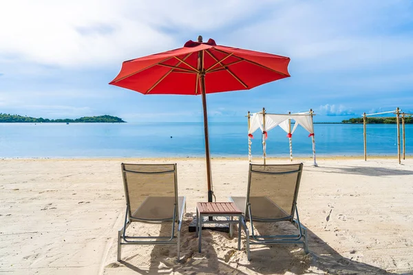 Vackra utomhus tropiska stranden havet med paraply stol a — Stockfoto