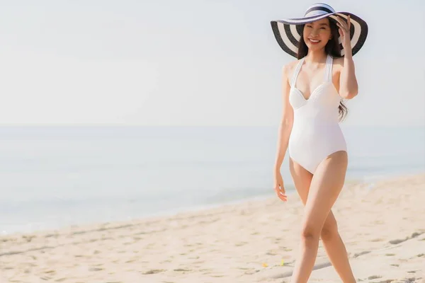 Retrato hermosa joven asiática mujer feliz y sonrisa en la playa — Foto de Stock